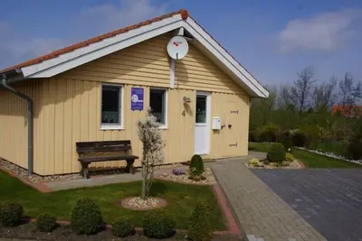 Image de 4 person vacation home with private jetty, direct lakeside location, canoe and sauna in Otterndorf