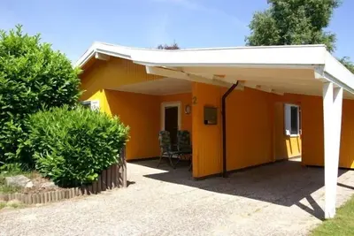 Image de 6 person vacation home with two toilets and carport in second row to the dike in Otterndorf