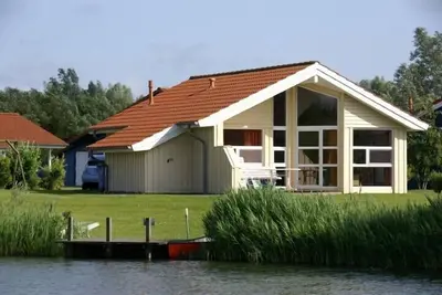 Image de 4-person fishing vacation home with private jetty, direct lakeside location, canoe and sauna in Otterndorf