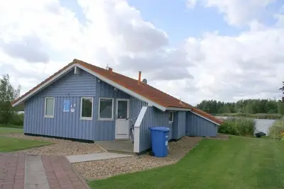 Image de 4-person vacation home with wood-burning stove, canoe and wonderful lake view in Otterndorf