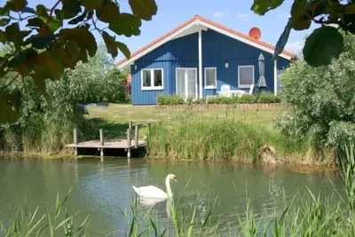 Image de 6 person vacation home with private jetty, direct lakeside location, canoe, sauna and bathtub in Otterndorf