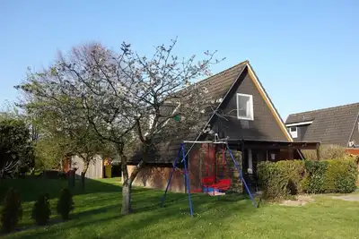 Image de 4 person vacation home with two showers and toilets in second row to the dike in Otterndorf