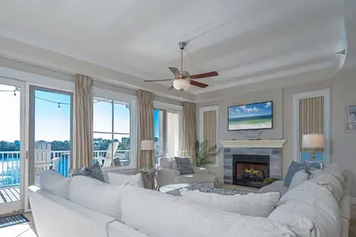 Image de \"Sideshow\" Carillon Beach Sunset Condo 301. Spectacular views, Luxury throughout