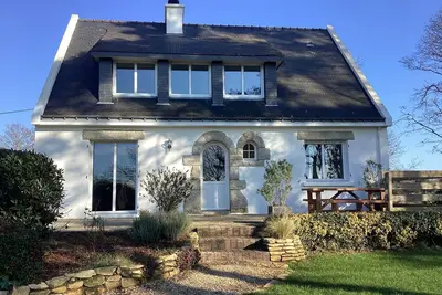 Image de Maison de Campagne Néo-bretonne sur un Grand Parc Verdoyant. Golfe du Morbihan