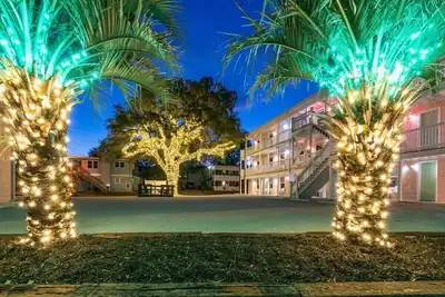 Image de TreeHouse Lodge, Walk to Beach, Pet-Friendly 104