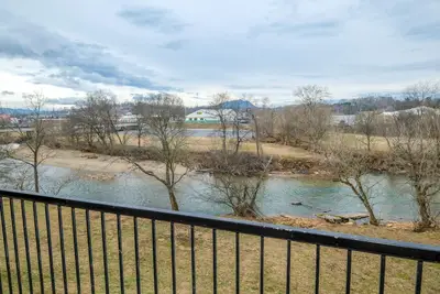 Image de Romantic 1br w\/ River Views + 2 Min to Pigeon Forge Pkwy+Free Attraction Tickets