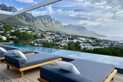 Image de New Luxury 6 Bedroom Epic Villa, Walk to Beach & Restaurants, solar backup power