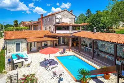 Image de Villa Antoli est une maison de vacances avec piscine idéale pour les familles.