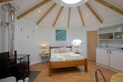 Image de En-suite Roundhouse cabin with electric hot tub