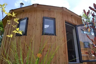 Image de A pet friendly Roundhouse cabin with electric hot tub.