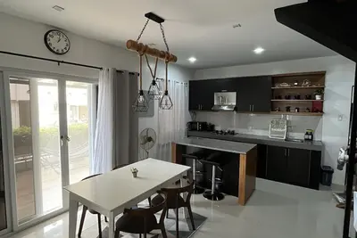 Image de 2br Home (corner lot). With Lanai, 100 Mbps Internet and Netflix.