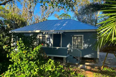 Image de Classic dog-friendly cottage with kitchen, washer/dryer, & central Ac