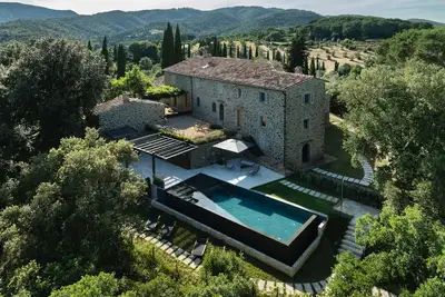 Image de Elegante demeure sur une colline toscane avec une piscine et un court de tennis