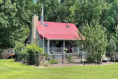 Image de Tranquil Waterfront Valley Cabin With Views