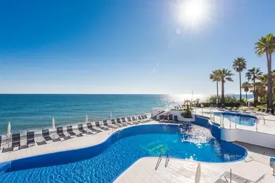 Appartement en première ligne avec jardin 6 pers au bord de la mer