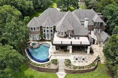 Image de Lakefront Lodge | Pool, Theater & Autumn Views