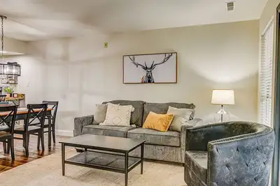 Image de Newly renovated condo, close to Strip and Landing: Modern comfort and luxury.