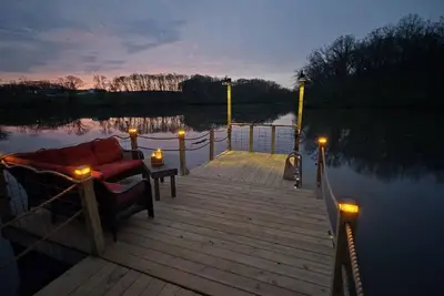 Image de Peaceful Lakeside Getaway with Private Dock surrounded with Serene Wilderness