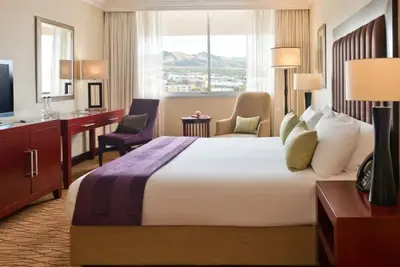 Image de Delight in the Urban Views: Free Parking, Rooftop Pool, Near Alte Feste Museum!