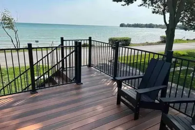 Image de Luxurious modern 4 season cottage on Lake Erie with hot tub