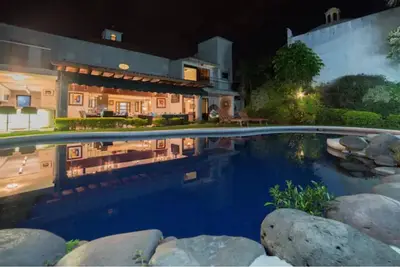 Image de Casa De Lujo en Lomas de Cuernavaca con jacuzzi.