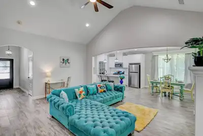 Image de 40% Monthly Discount Newly Renovated Luxe West Beaumont w Private Patio