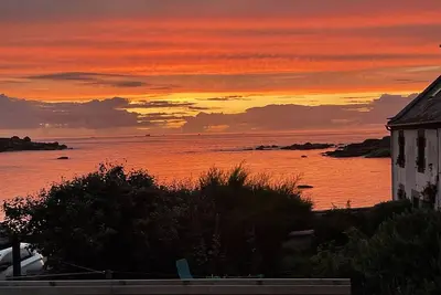 Image de maison lumineuse face à la mer et aux iles 6 personnes, plage au bout du jardin