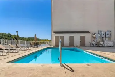 Image de Nice, Hoa Pool, dock