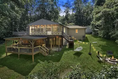 Image de Scenic waterfront & lake view home w/ Large hot tub!