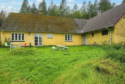 Image de Maison de vacances au bord du lac avec forêt