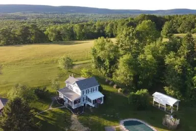 Image de Scenic farmhouse: 100 acres