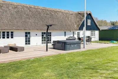 Image de Refuge de chaume idyllique-By Traum