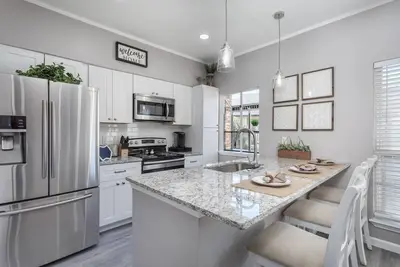 Image de 2b-2b condo:Desk & 21. 5 monitor