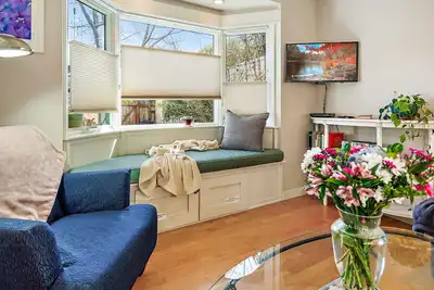 Image de Hanna`s House | Downtown Retreat, Steps to Osf