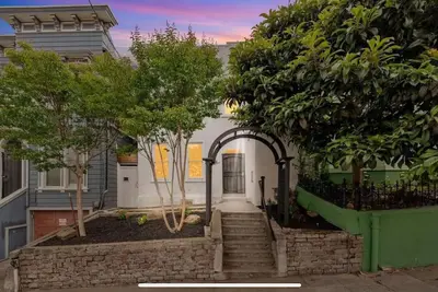 Image de The Hayes Valley Home by Restaurants Bars Shopping