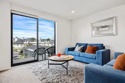 Image de Central Christchurch 2 Bedroom Apartment – Balcony & Parking