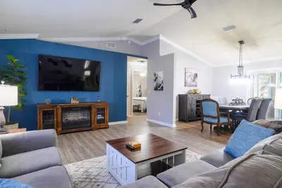 Image de 2 Miles from Wec with 2 Paddocks + King Bed!