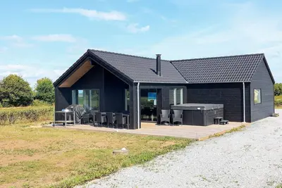 Image de Maison de vacances pour 10 a Bogense-By Traum