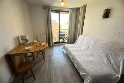 Image de Coquet T2 front de mer dans domaine avec piscine et tennis