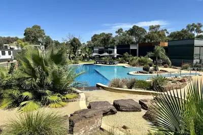 Image de Stunning lakeside 3 bedroom villa in river front resort with pool and boat ramp