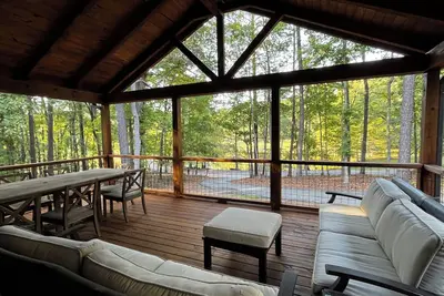 Image de Cozy Athens Retreat- All Decked Out with Pond View-7 miles from Dwntwn