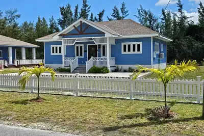 Image de New, beautifully furnished Cozy bungalow in a quiet neighborhood.