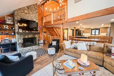 Image de Expansive 3800 ft. ² Home | Private Gym & Hot Tub!