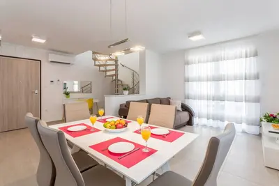 Image de Appartement de deux chambres avec la terrasse et la vue sur le mer Podstrana, Split (A-11935-a)