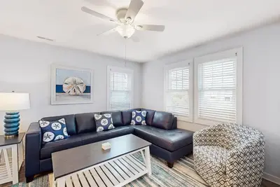 Image de Dog-friendly twnhse near beach; shared outdoor pool, decks, w/d, Ac