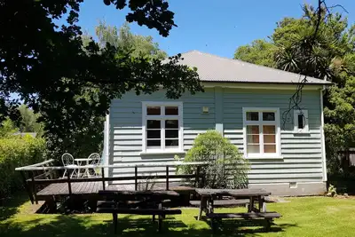 Image de Peaceful and private bach just a few minutes walk to village centre and pools