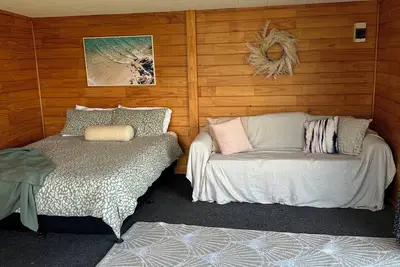 Central studio walking distance to beach, shops and cafes.