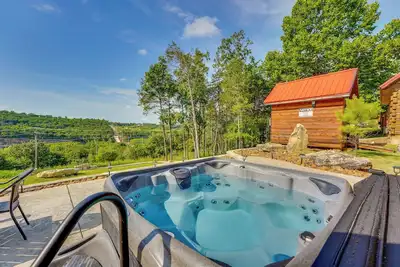 Image de Scenic 'Antler's Lodge' Cabin w/ Grill in Branson!