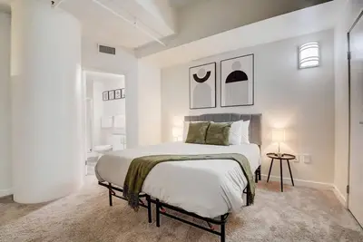 Image de CozySuites - 2br with Direct Skybridge Access #2