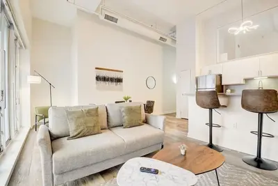 Image de CozySuites 1br with Direct Skybridge Access 1